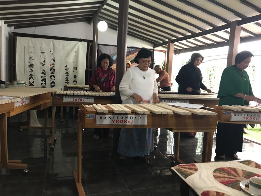 YKDKsj Serahkan Bantuan Alat Musik Kolintang untuk Paguyuban Werdha Estri ITB Bandung