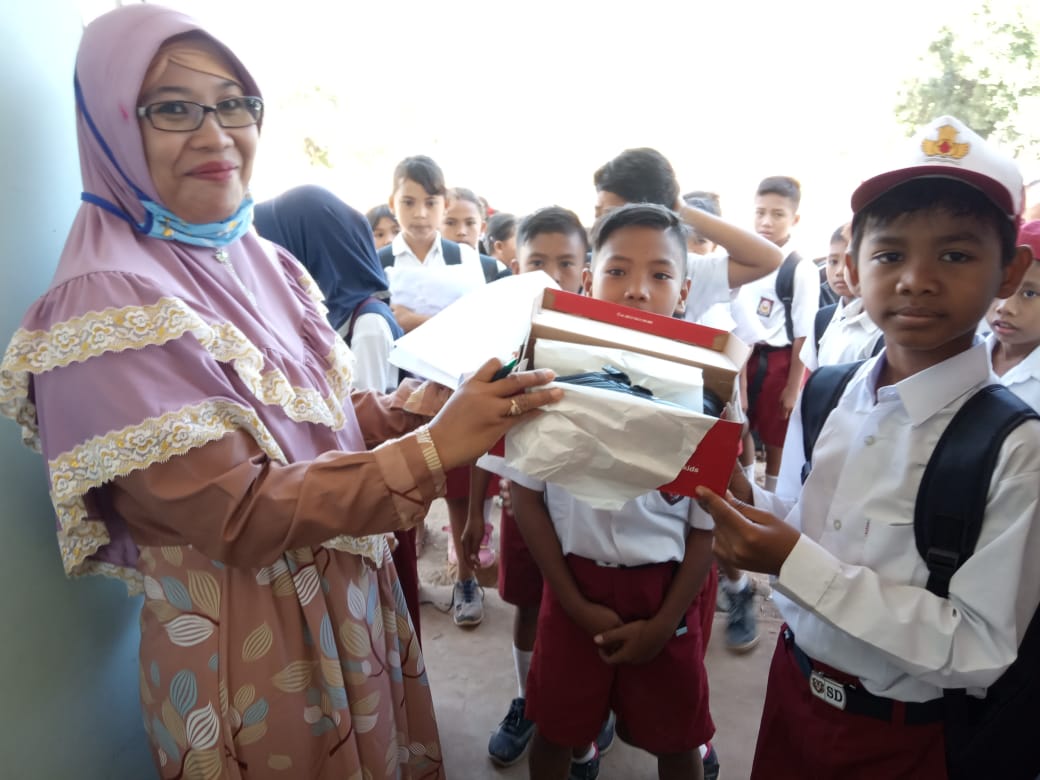 Bantuan Seragam Sekolah dan Sepatu untuk SDN 1 Gumantar Lombok Utara