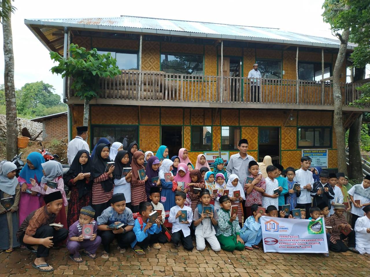 YKDKsj Salurkan Bantuan 200 Al-Qur’an untuk BKMT Bukittinggi